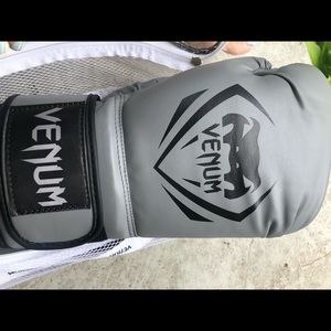 Venum boxing gloves grey new 16 oz